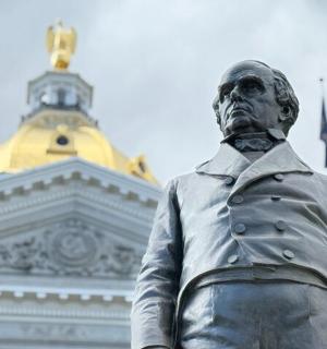 socha muže stojícího před budovou