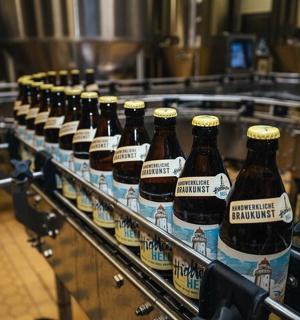 机器上有一排啤酒瓶