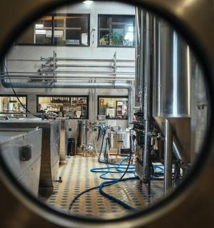 透过厨房舷窗看到的厨房景色