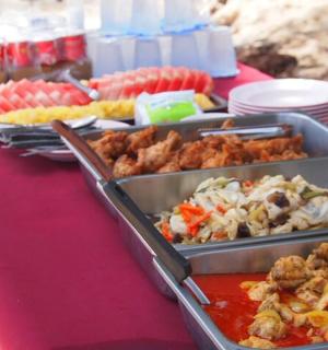 红色餐桌上的自助餐