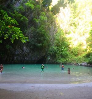 一群人在海滩的水中