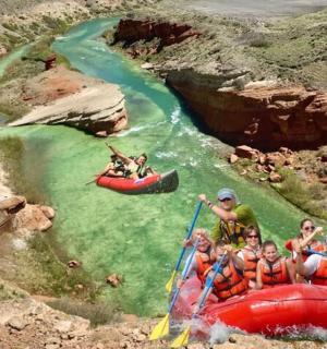 一群人沿着河流漂流