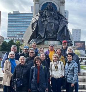 一群人站在雕像前