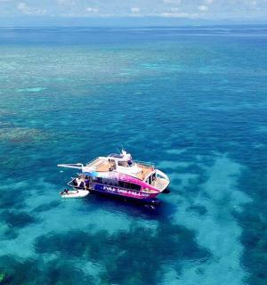 水中央的一艘船