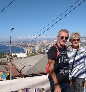 ein Mann und eine Frau stehen auf einem Gebäude