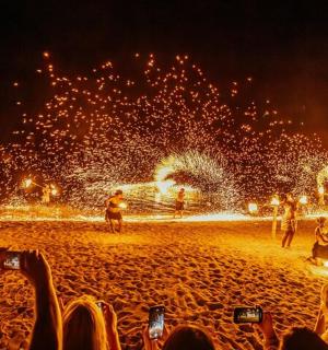 一群人在海滩上拍摄烟花