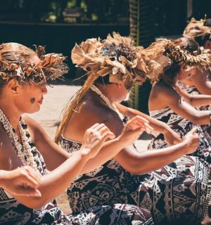 一群穿着传统服装的女孩坐下来