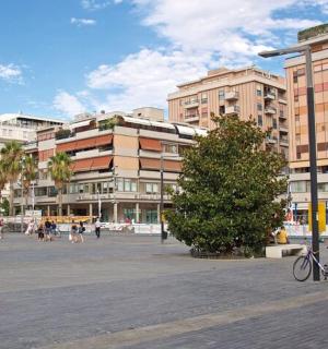 有建筑物、树木和自行车的城市广场