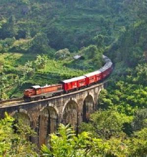 vlak na mostě v horách