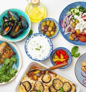 bílý stůl s talíři jídla na něm