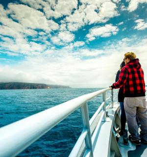 一群人站在水中的船上