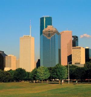 panorama města s parkem v popředí