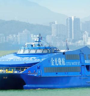 เรือสีฟ้าขนาดใหญ่อยู่ในน้ำ