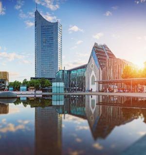 一座高楼林立、水景优美的城市