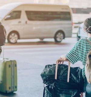 一群人带着行李行走