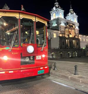 夜间城市街道上的一辆红色有轨电车