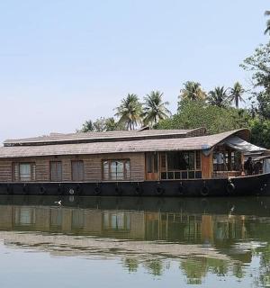 河边有房子的船