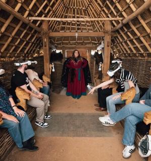 一群人坐在房间里