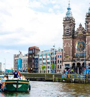 建筑物前水中的一艘船