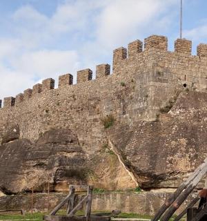 岩石顶上的一座大城堡