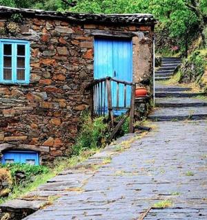 街道上一座带有蓝色门的石头建筑