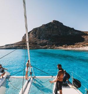 一群人在水中的船上