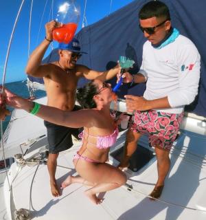 一群人站在船上