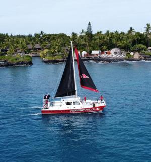 水中一艘红白相间的帆船