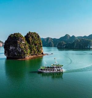 小岛附近水中的一艘船