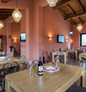 un ristorante con tavoli e sedie in legno e luci