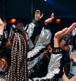 人群中举起手的一群人