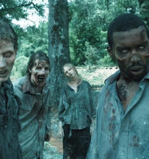 一群僵尸在树林里行走