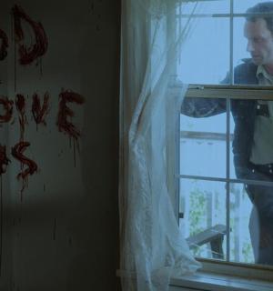 一名男子望着窗外，嘴里念叨着“上帝原谅我们”