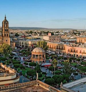 pemandangan udara kota dengan bangunan dan pepohonan