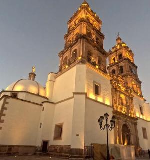 sebuah bangunan besar dengan menara jam di atasnya