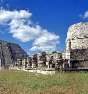 una piràmide i un edifici amb un blau