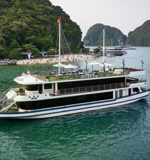 岛屿附近水中的一艘大船