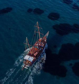 loď plovoucí na vodě v oceánu