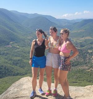 三个女人站在山顶上