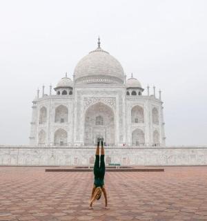 muž stojící před budovou