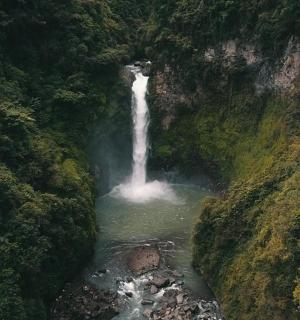 森林中瀑布的鸟瞰图