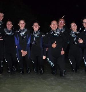 一群西装革履的人摆姿势拍照