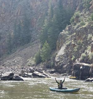 una persona è in canoa in un fiume