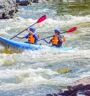 due persone sono in kayak nel fiume