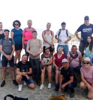 一群人在海滩摆姿势拍照