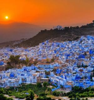 日落时分的蓝色城市舍夫沙万的景色