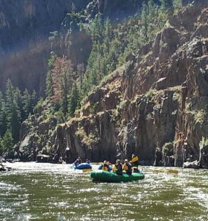 skupina lidí na voru na řece