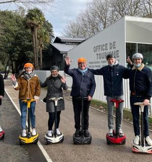 eine Gruppe von Menschen steht auf Rollschuhen vor einem Gebäude