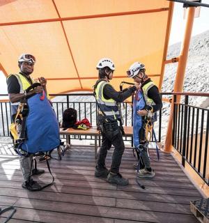 三个戴着头盔的人在屋顶上