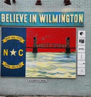 一座桥旁建筑物侧面的壁画